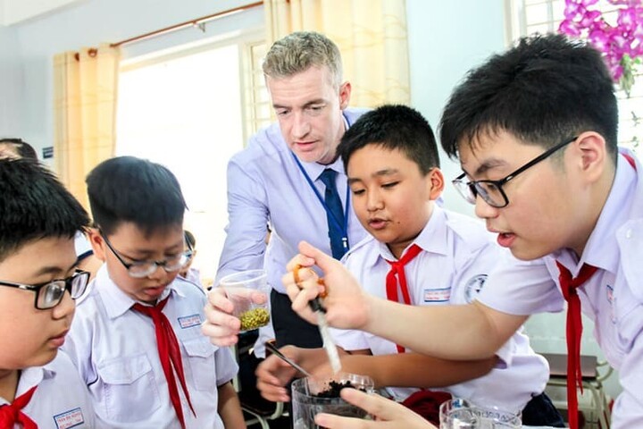 Why is teaching job in Vietnam popular with foreigners?