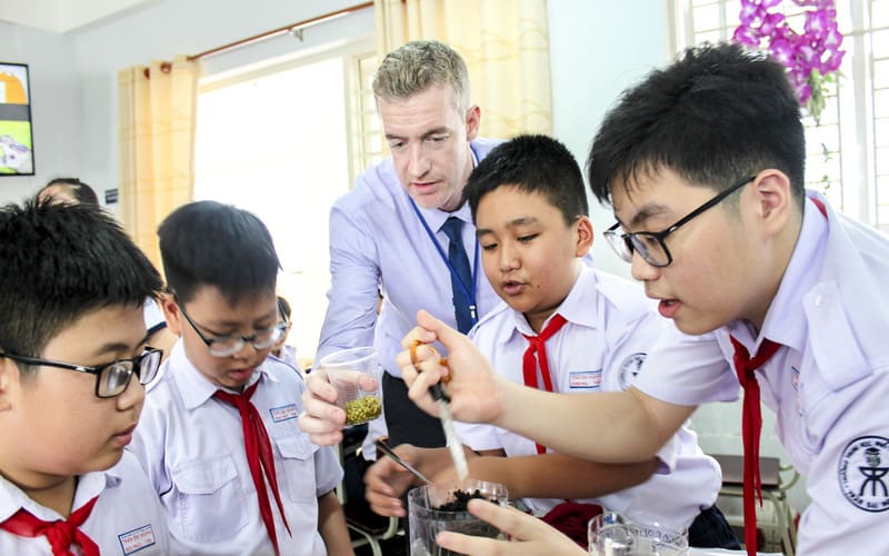 Vietnamese students are eager to do an experiment