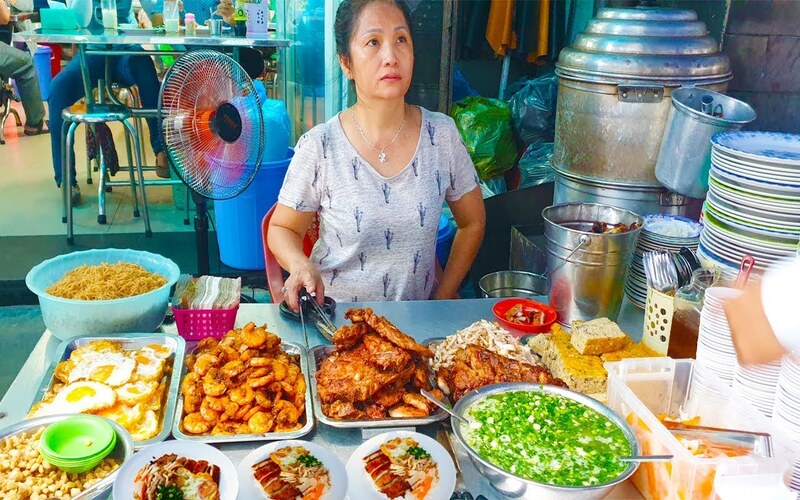 “Com Tam” Hung restaurant is always packed during peak hours