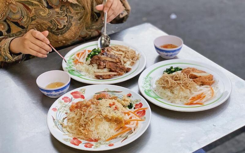 “Com Tam” Tran Quy Cap is located on Vo Van Tan Street in District 3