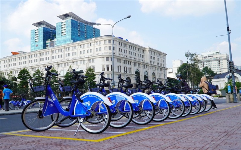 The bicycle has an impressive design, catching the eye on the street with its striking blue hue and crisp white lettering 