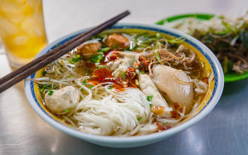 Thanh Mai's vermicelli with meatballs in a sweet broth