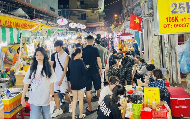 Ho Thi Ky food street is bustling with people