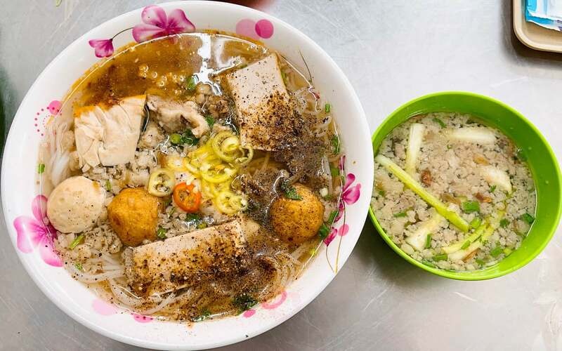 Thanh Mai vermicelli soup with meatballs has a sweet and savory broth