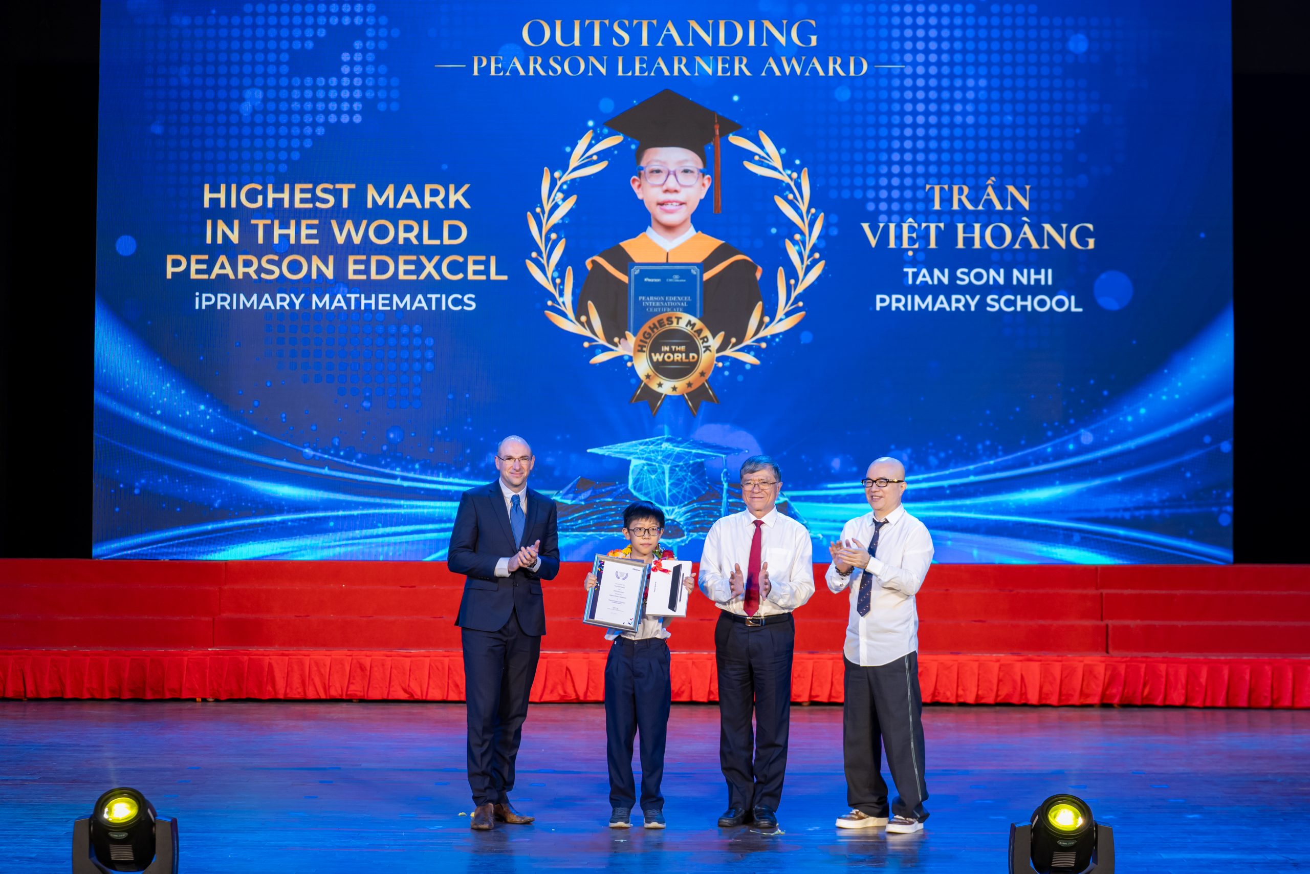 Tran Viet Hoang received the Pearson Edexcel award for achieving the highest math score in the world in 2026, presented by EMG Education.