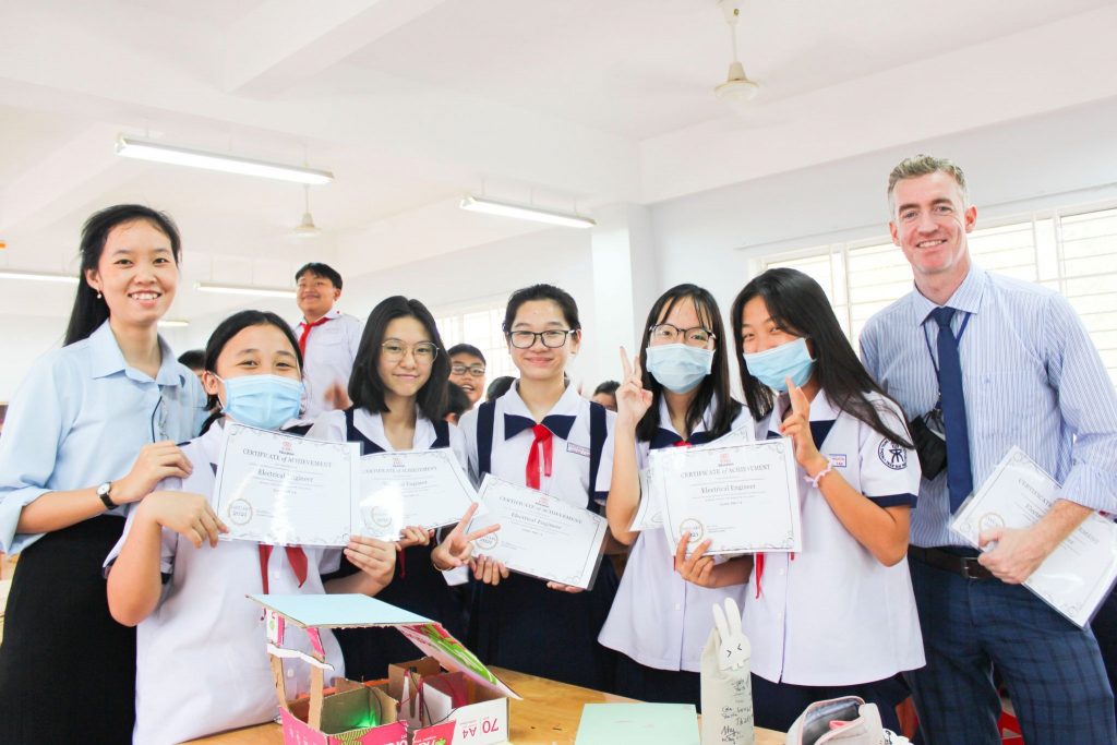 Nhân viên học vụ là cầu nối không thể thiếu giữa giáo viên và học sinh