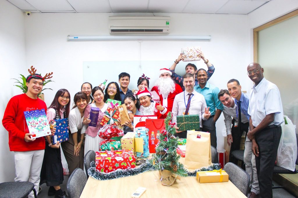 Tập thể nhân viên trong sự kiện nội bộ tại EMG Education.